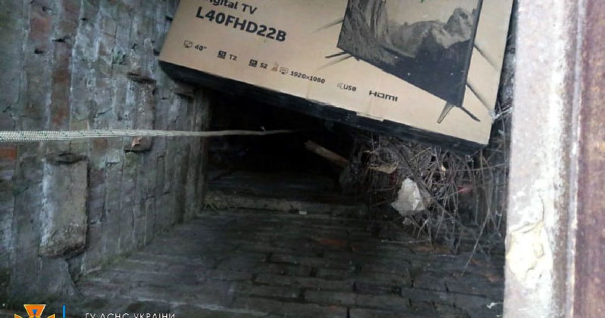 У Дніпрі врятували дитину, яка впала до покинутого 5-метрового колодязя