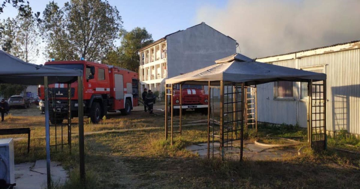 Вигоріло 120 кв метрів: у курортній Затоці сталася масштабна пожежа на базі відпочинку 