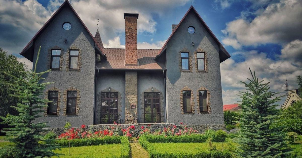 Під Києвом продають замок у готичному стилі з винним погребом, шубною та гардеробною