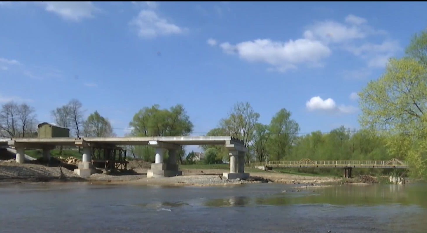 На Буковине 8 лет не могут отремонтировать уничтожен паводком мост