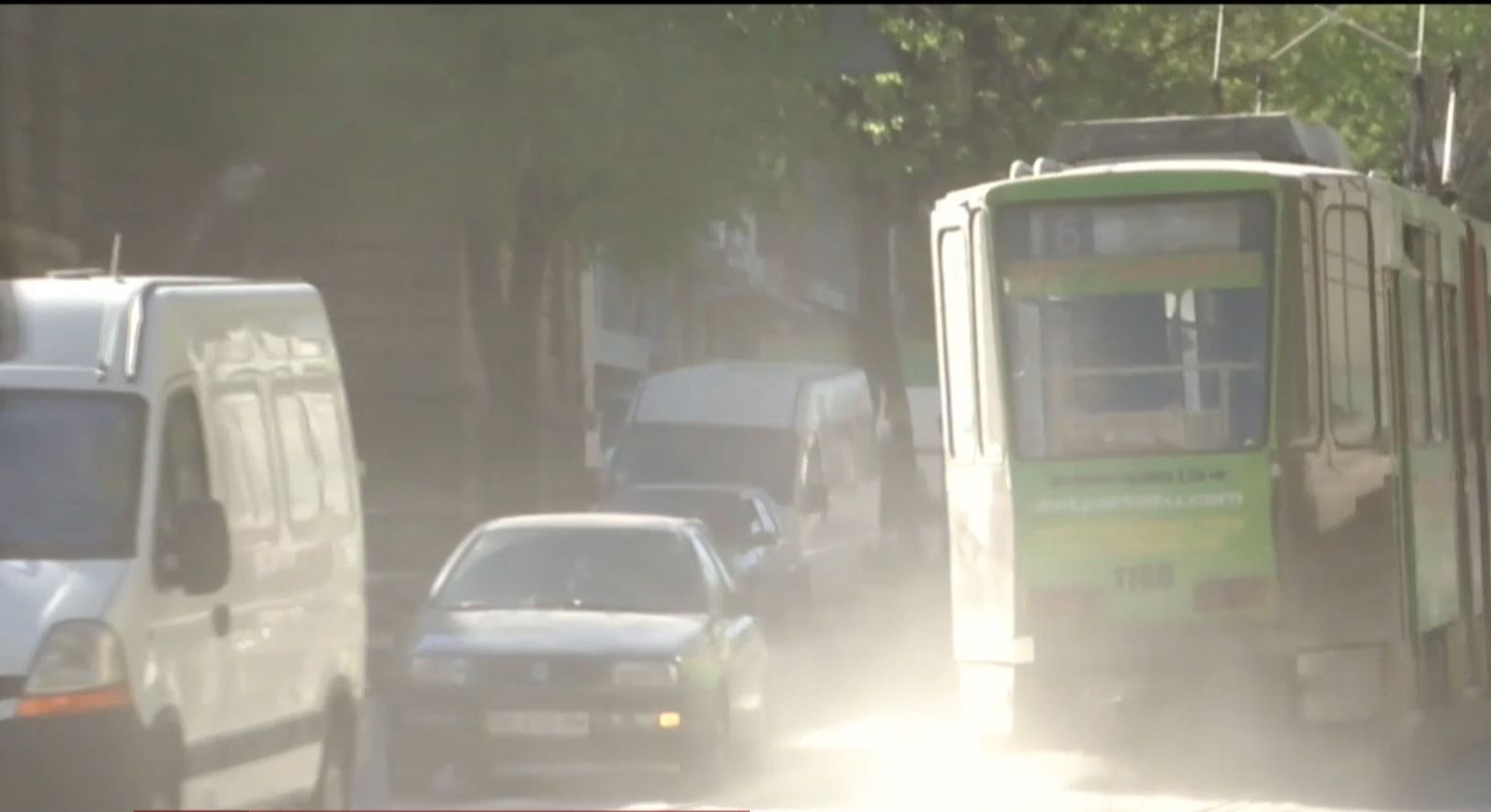 Львів задихається від пилу через піщану суміш, якою взимку посипали вулиці