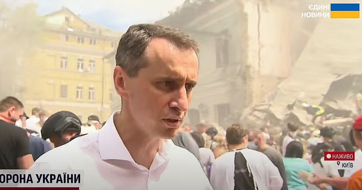 Министр здравоохранения Виктор Ляшко на месте ракетного удара по "Охматдету" в Киеве