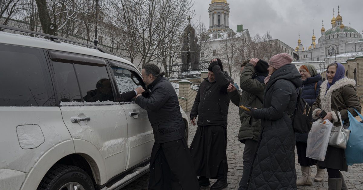 Верующие выгнали пришедшую в Лавру комиссию: что там происходит (видео)