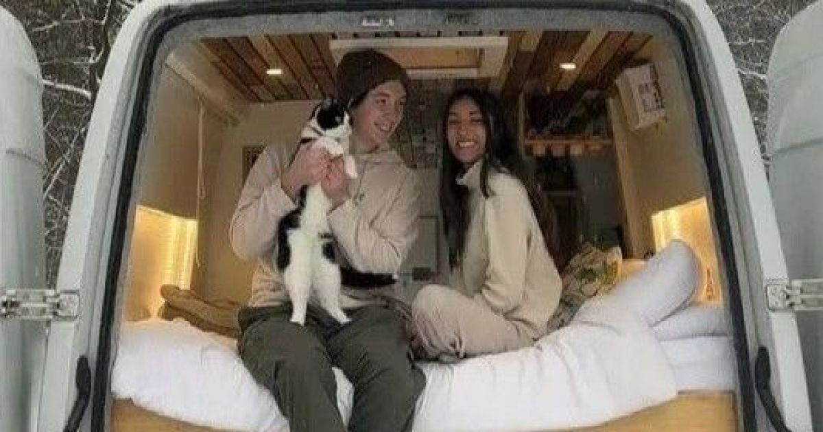 Пара перетворила старий фургон на будинок