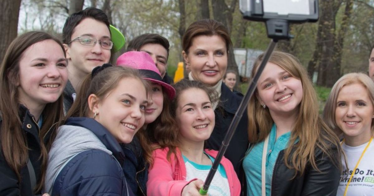 Марина Порошенко на субботнике на Трухановом острове в Киеве / © УНІАН