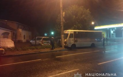 В Одесі маршрутка в'їхала в електроопору, дев'ятеро постраждалих
