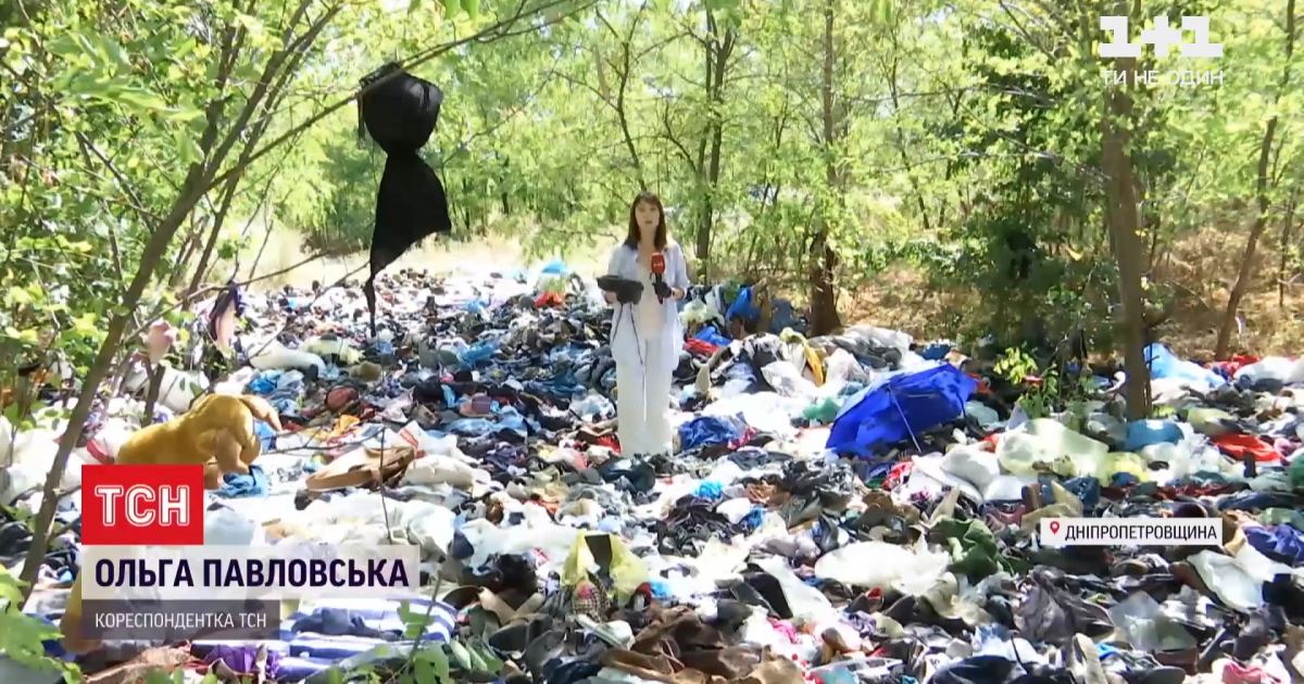 Лісовий секонд-хенд: біля Дніпра місцеві помітили гору вживаних речей і почали обирати собі обнови