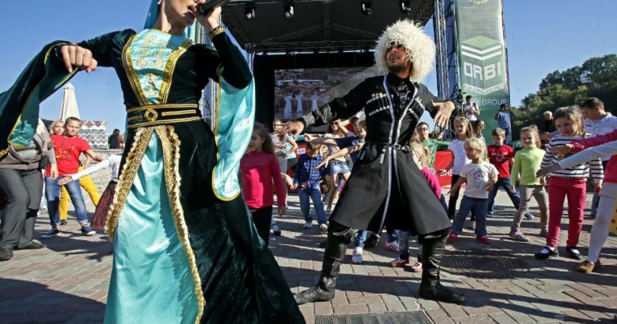 Грузинська шоу-група "Кавказ" виступає під час майстер-класу на фестивалі "Тбілісоба" на Співочому полі в Києві. / © УНІАН