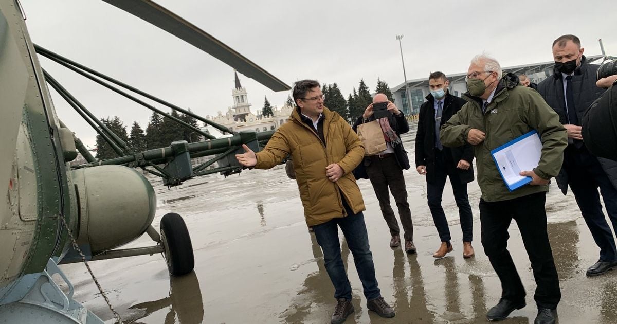 "Забезпечте нас бойовою авіацією, зробіть що-небудь": Кулеба звернувся до світу, показавши гігантську бомбу