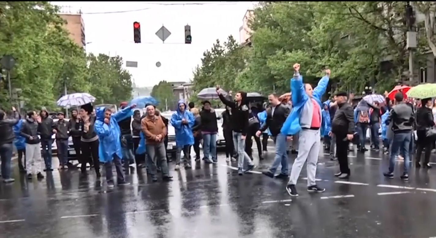 В Ереване полиция задержала более сотни протестующих