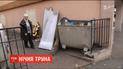 В центре столицы жители увидели пустой гроб на мусорнике