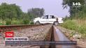 Новини України: аварія на переїзді - у Львівській області локомотив  протаранив легковик