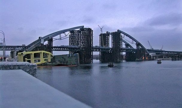 Падение в Днепр плавучего крана "Захарий", которым монтировали арку Подольского моста/фото из открытых источников