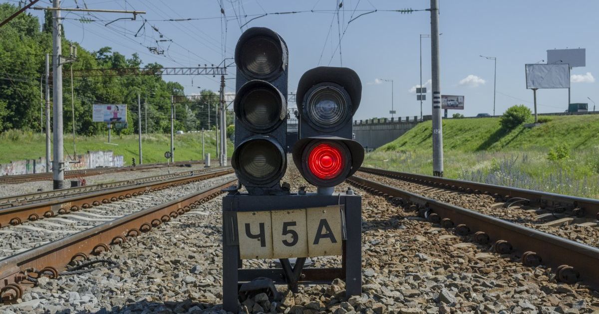В Днепре электровоз насмерть переехал девочку, которая шла по рельсам в наушниках