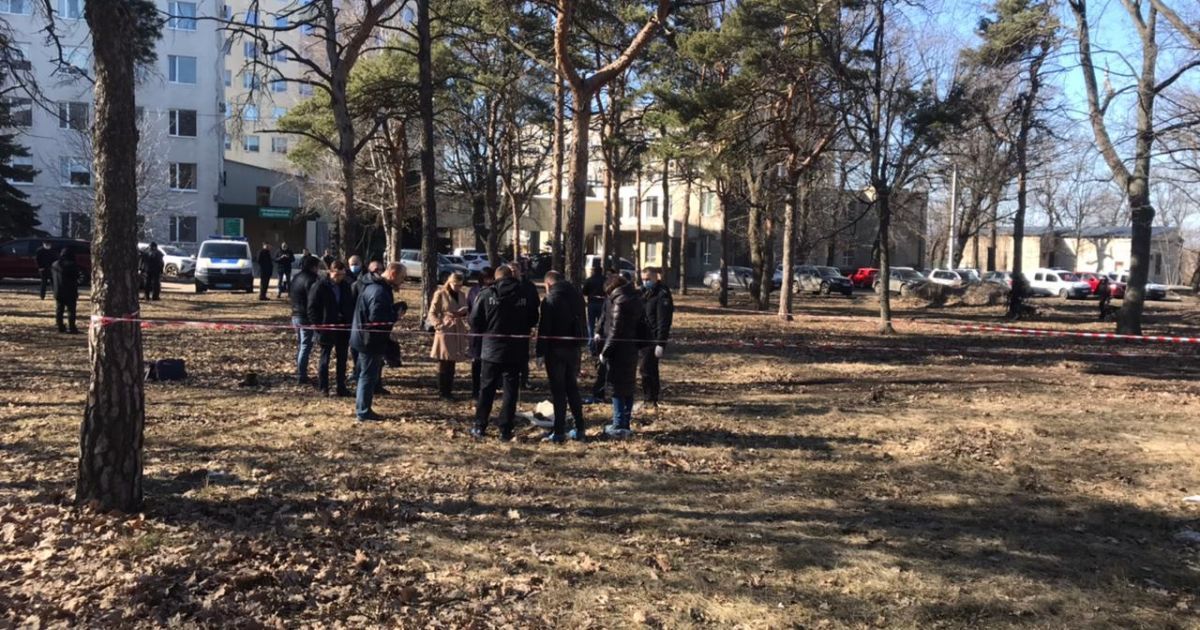 Позбулися і присипали листям: у Харкові під гінекологічним відділенням знайшли тіло немовляти