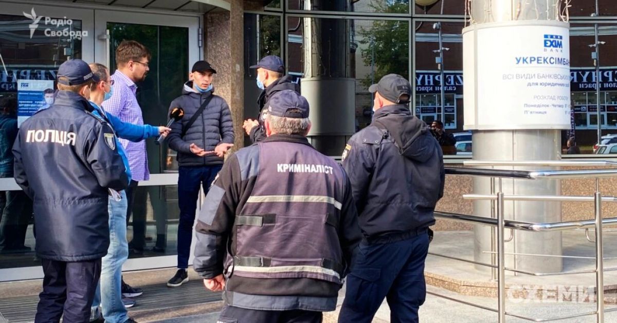 Журналисты "Схем" заявили о нападении во время интервью с главой госбанка