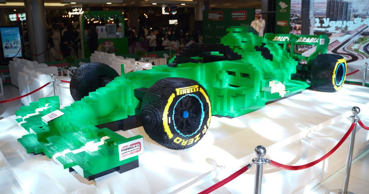 Представлено найбільший у світі болід "Формули-1" з Lego: як його будували