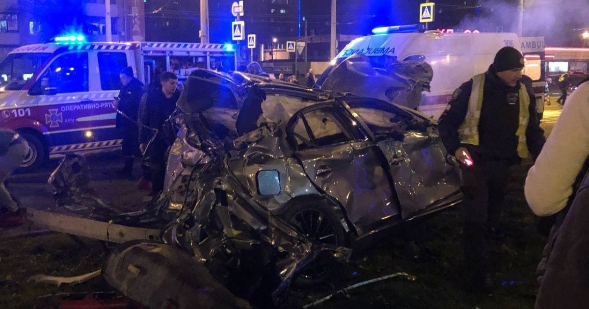 Авария в Харькове: водитель Infiniti вместо помощи раненым друзьям искал телефон в разбитом авто