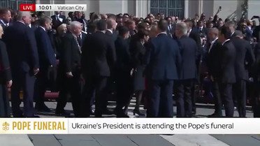 Зеленський під оплески зайняв своє місце на поховальній церемонії Франциска