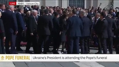 Зеленський під оплески зайняв своє місце на поховальній церемонії Франциска