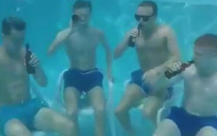 Юзеров насмешило видео, на котором компания парней весело распивает пиво под водой