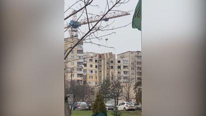 Появилось видео, как в Киеве разбирают разрушенную взрывом многоэтажку на Позняках