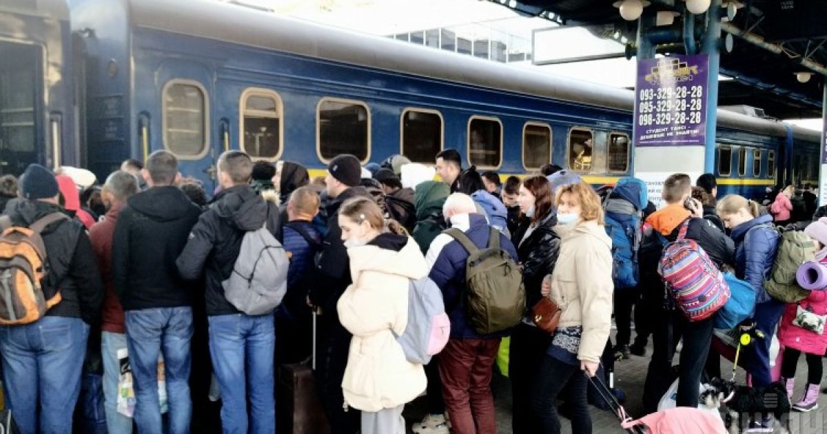 "Укрзалізниця" звільнить двох провідників за спробу взяти гроші за проїзд евакуаційним рейсом
