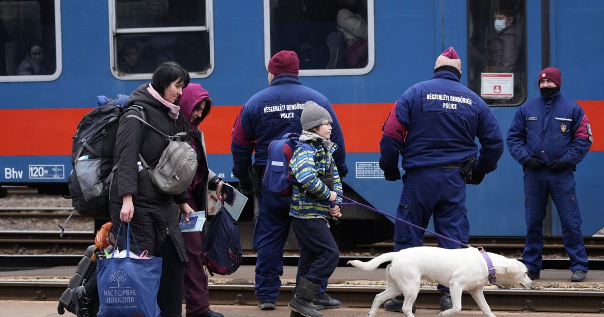 В пунктах для біженців у столиці повно старших людей, декому шукають родичів