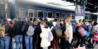 "Укрзалізниця" звільнить двох провідників за спробу взяти гроші за проїзд евакуаційним рейсом