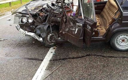 В смертельном ДТП во Львовской области погиб водитель, его 14-летнюю пассажирку госпитализировали: фото