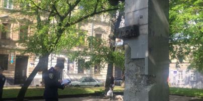 Невідомі з кувалдами намагались знести пам'ятник прокомуністичному поету у Львові