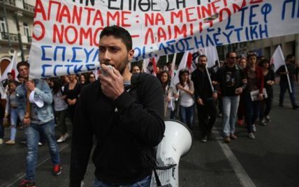 В Греции "урежут" пенсии и повысят налоги, несмотря на протесты населения