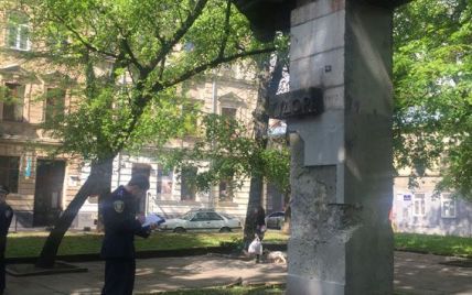 Невідомі з кувалдами намагались знести пам'ятник прокомуністичному поету у Львові
