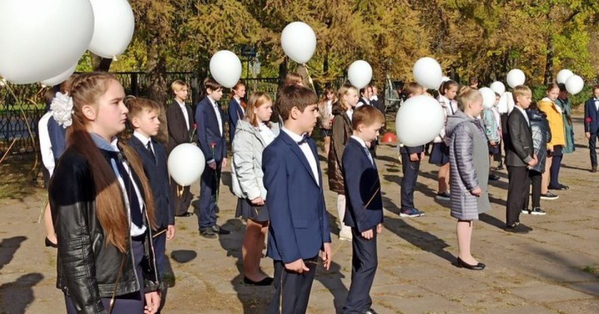 У Росії тринадцятеро школярів знепритомніли під час святкової лінійки: троє дітей у важкому стані