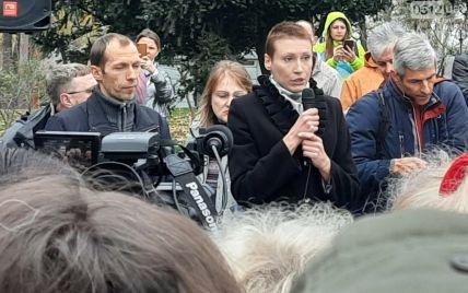 "Нам малюють картинки": у Миколаєві на мітингу псевдолікарка кричала, що коронавірусу немає (відео)