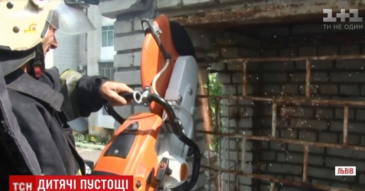 Во Львове 10-летний мальчик застрял в решетке заброшенного "замка"