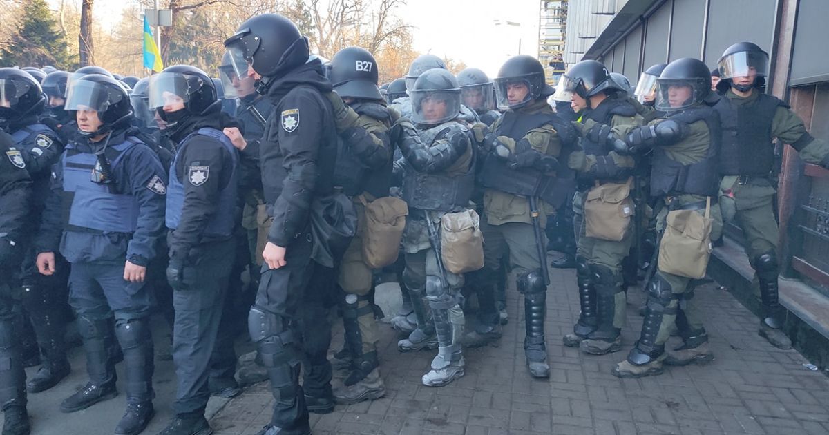 Через сутички в урядовому кварталі у будівлю Ради нікого не впускають і не випускають