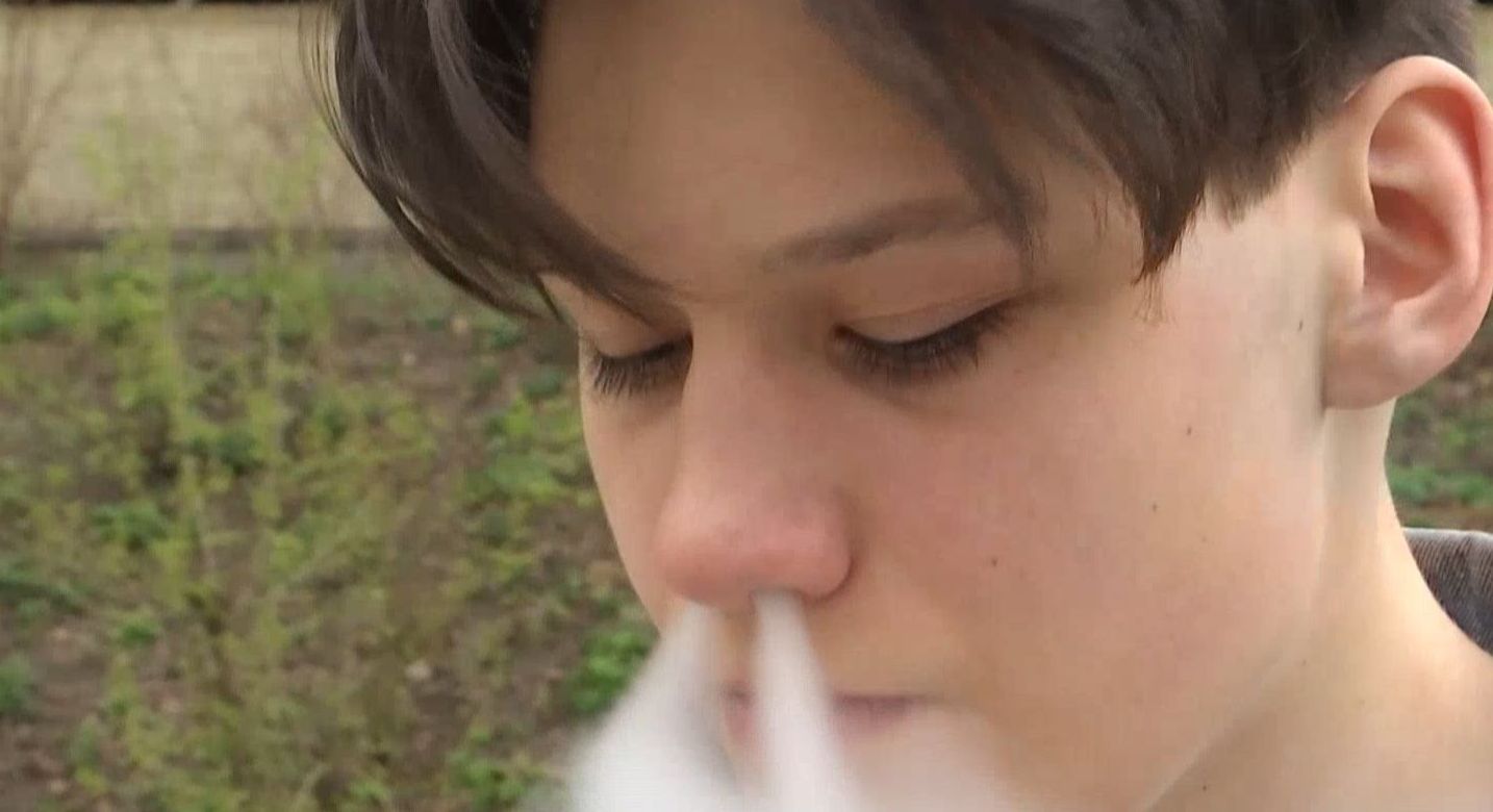 ТСН.Тиждень расскажет, как электронные сигареты стали новой угрозой для подростков