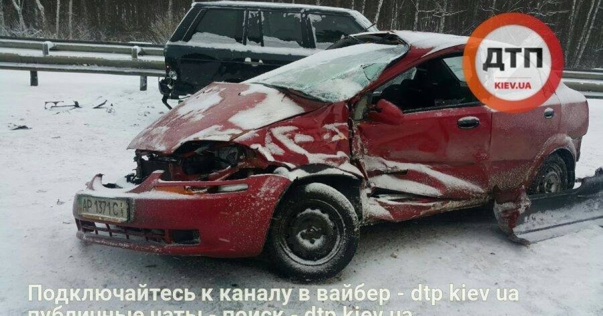 У Києві на засніженій Бориспільській трасі розбилися п'ять автомобілів