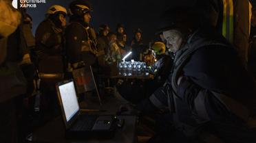 Вночі розбір завалів у знищеному російською атакою «Епіцентрі» у Харкові триває / © Суспільне
