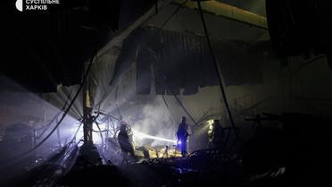 Вночі розбір завалів у знищеному російською атакою «Епіцентрі» у Харкові триває / © Суспільне