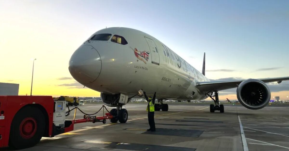 Самолет Virgin Atlantic готовится к взлету
