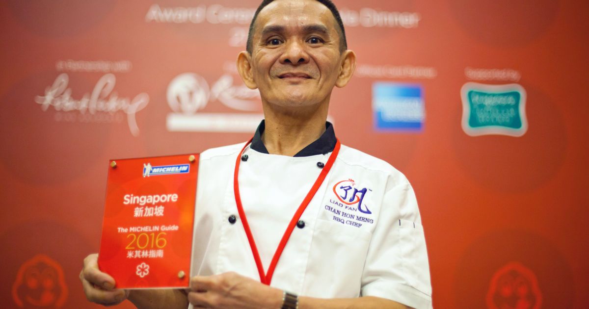 В Сингапуре повара уличной еды наградили престижной звездой Мишлен