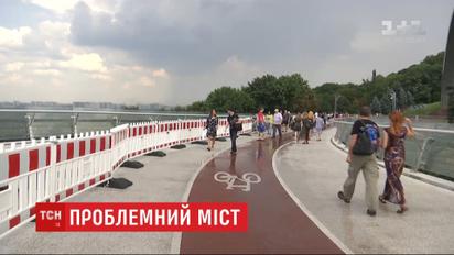 Новая травма: на пешеходном мосту в Киеве снова треснуло стекло