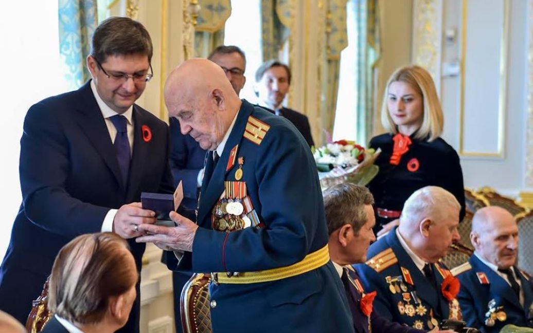 Ветеранам вручають ювілейні медалі / © Facebook/Офіс президента України