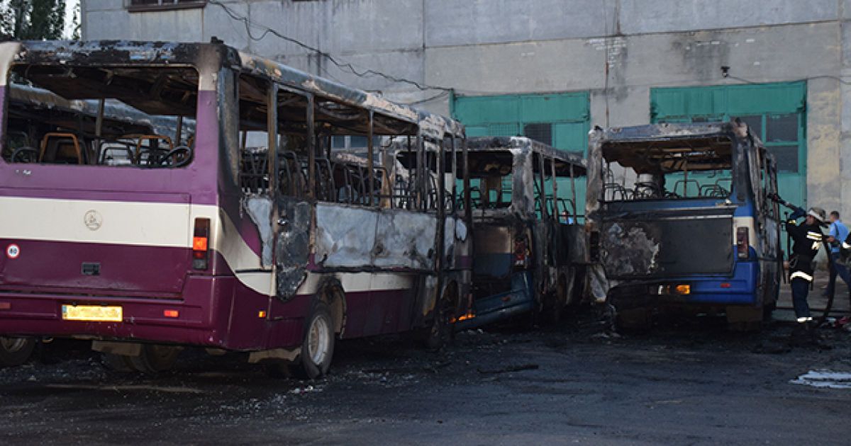пожежа в астобусному парку у місті Миколаїв_2 / © ГУ ДСНС України у Миколаївській області