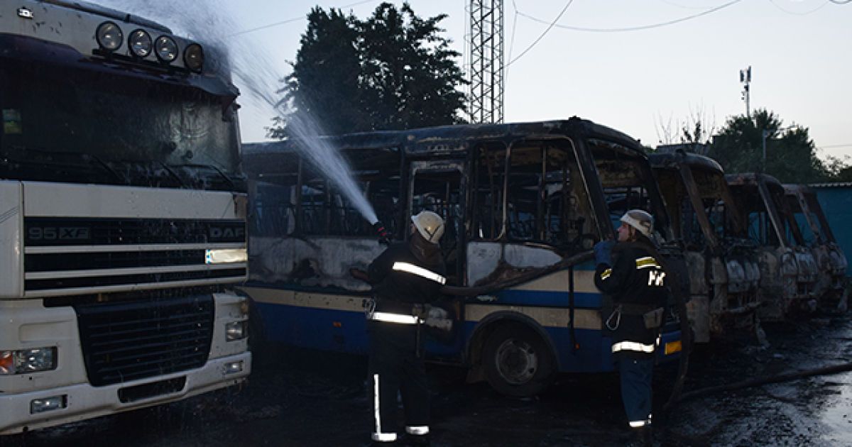 пожежа в астобусному парку у місті Миколаїв_1 / © ГУ ДСНС України у Миколаївській області