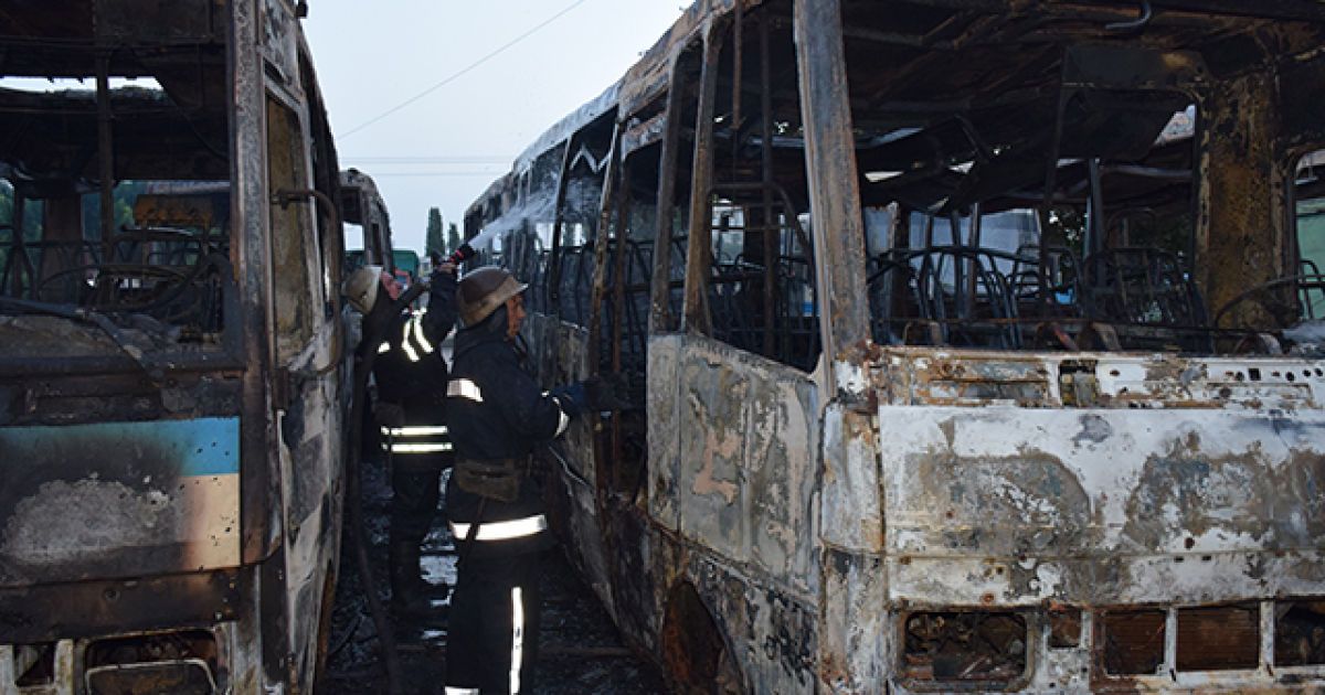 пожежа в астобусному парку у місті Миколаїв_4 / © ГУ ДСНС України у Миколаївській області