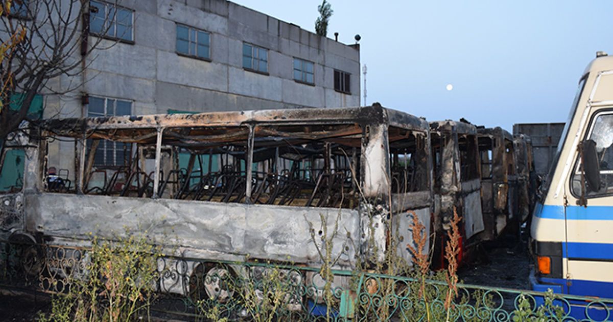 пожежа в астобусному парку у місті Миколаїв_3 / © ГУ ДСНС України у Миколаївській області