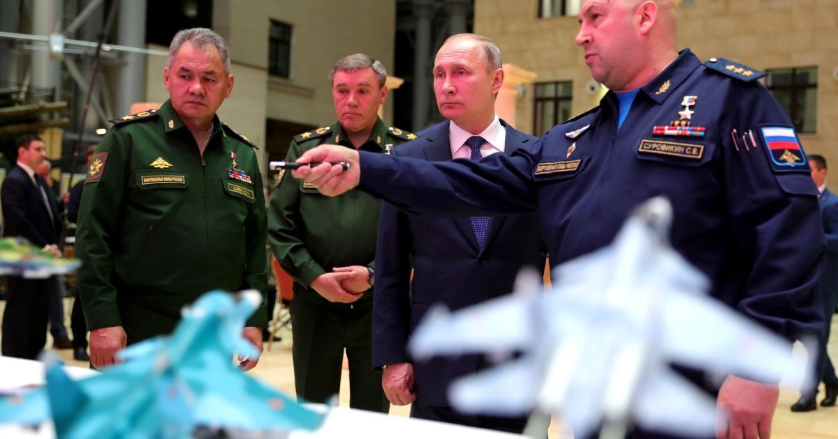 Российский генерал, руководящий бомбардировкой Украины, давил танками людей во время путча ГКЧП